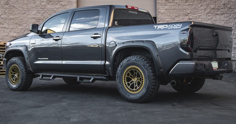 Toyota Tundra with 18-Inch Forged D02 Wheels